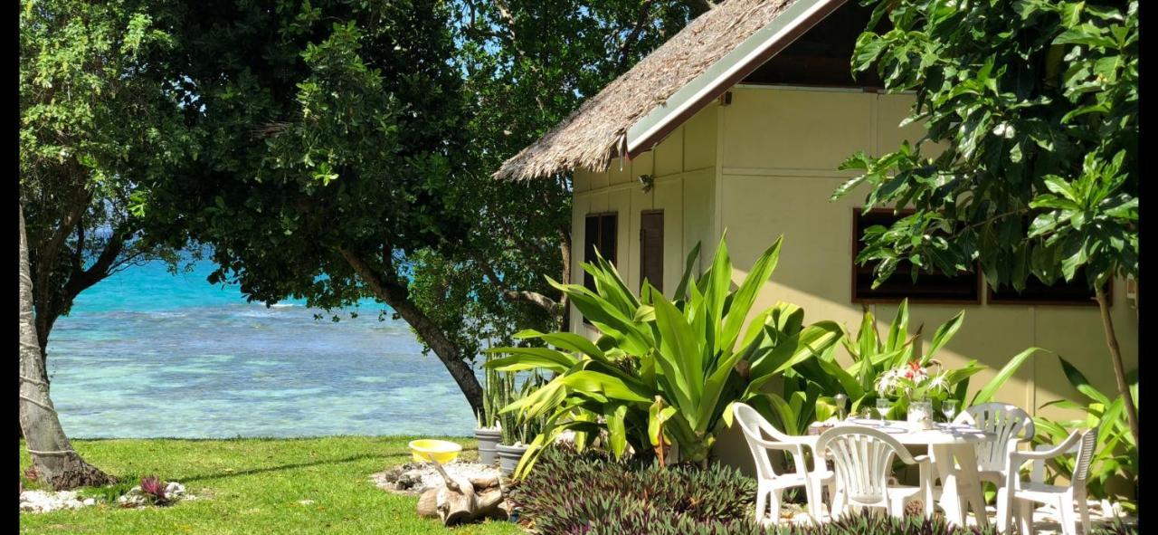 Whispering Palms - Absolute Beachfront Villas Порт-Віла Екстер'єр фото